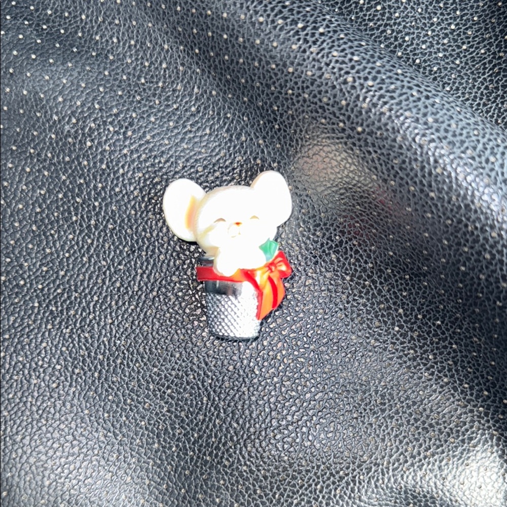 1983 Hallmark Vintage Mouse In Thimble Pin Brooch